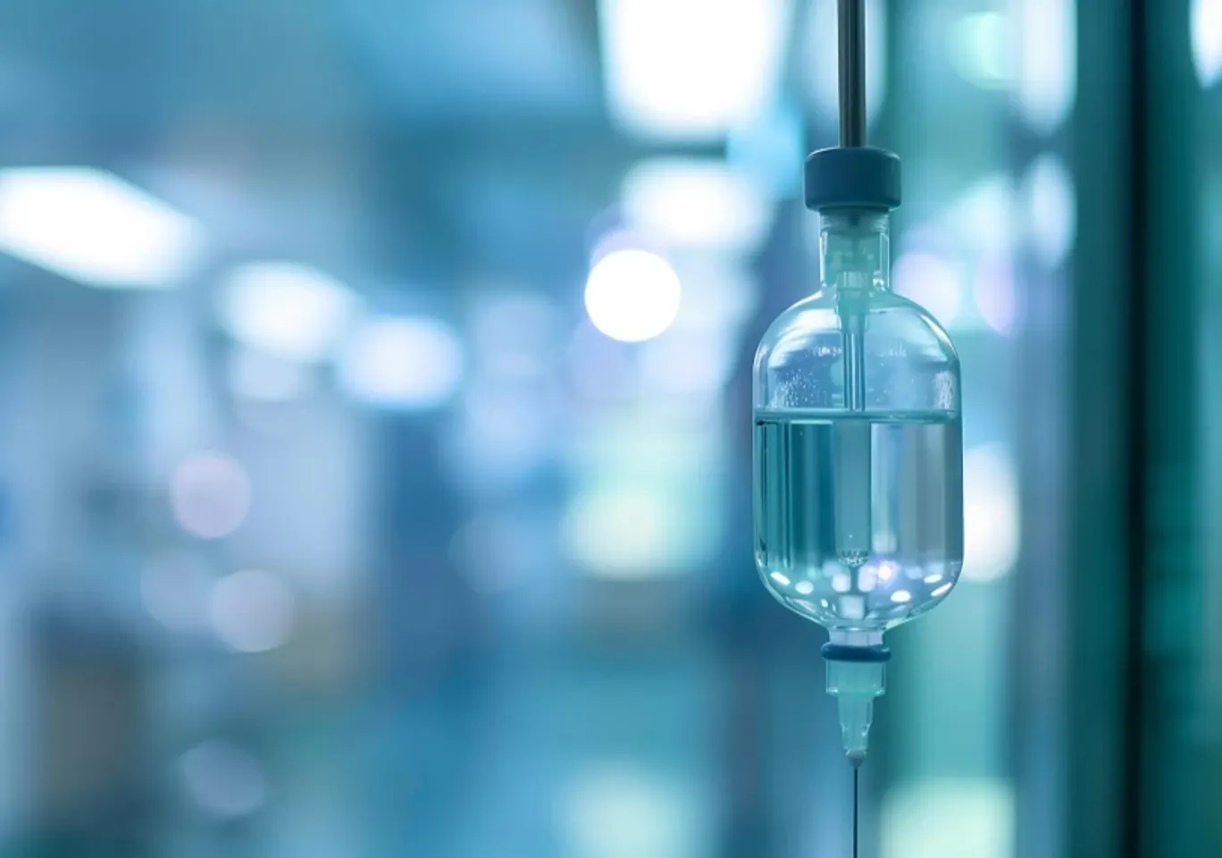 Detoks alkoholowy Włodawa: butelka infuzyjna zawieszona w gabinecie