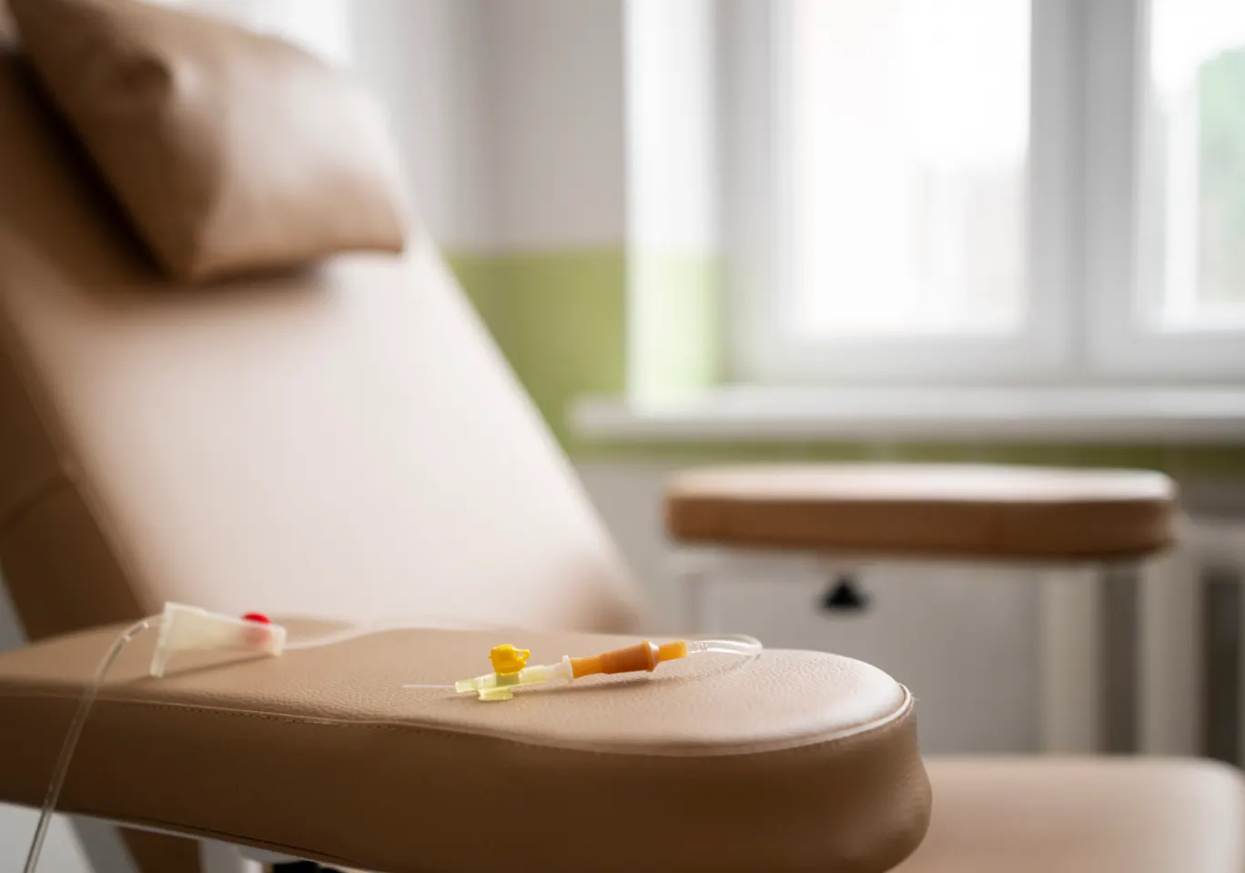 Kroplówki witaminowe Włodawa: fotel zabiegowy z przygotowaną linią infuzyjną
