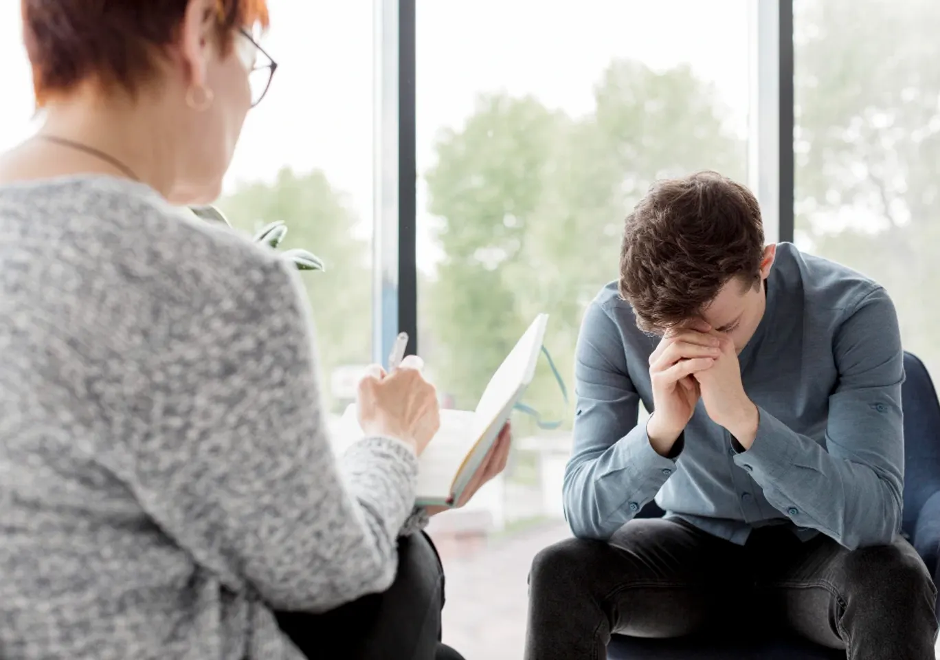 Leczenie uzależnień Chełm: konsultacja u terapeuty przy oknie