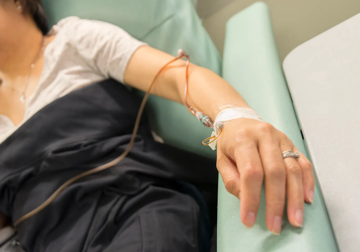 Kroplówki witaminowe Krasnystaw: ręka z podłączoną linią infuzyjną w trakcie zabiegu